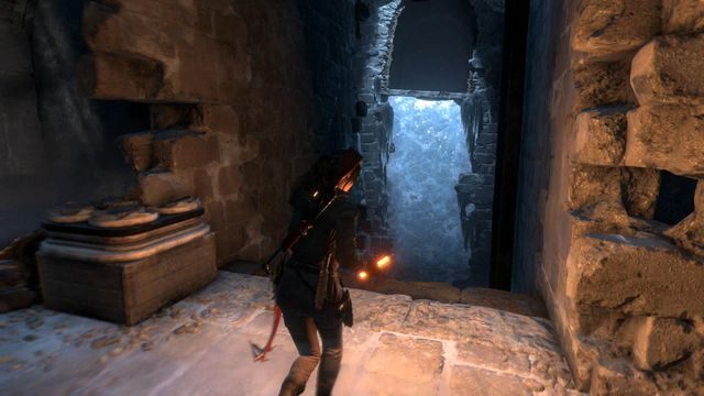 Po pokonaniu wszystkich najemników, z lewej strony znajdziesz wyjście z komnaty po lodowej ścianie - Rise of the Tomb Raider: Wyważ drzwi | Skrót - Rise of the Tomb Raider - poradnik do gry