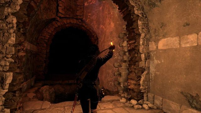 Idąc dalej korytarzem musisz przejść przez fragment podłogi, która zawali się pod ciężarem Lary - Rise of the Tomb Raider: Wyważ drzwi | Skrót - Rise of the Tomb Raider - poradnik do gry
