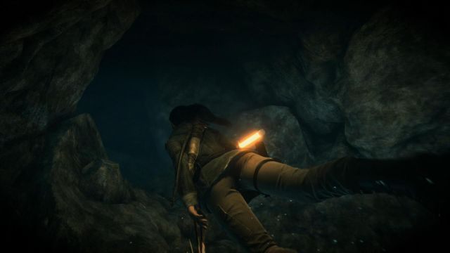 Lara zacznie eksplorować nową budowlę, ale po wszystkim naszym zadaniem jest pomóc jej przepłynąć na drugą stronę zalanych podziemi - Rise of the Tomb Raider: Wejdź do doliny | Rozgrzewka - Rise of the Tomb Raider - poradnik do gry