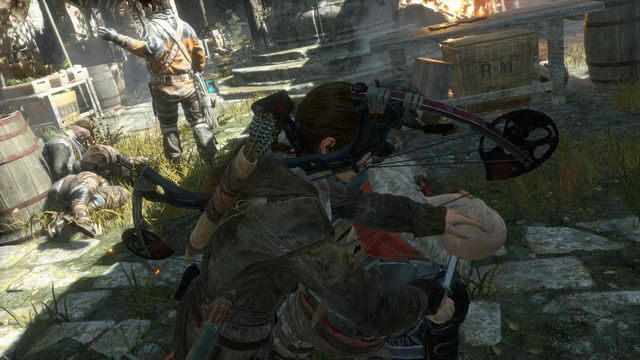 Kiedy dojdziesz do pierwszego dziedzińca, najemnicy zakonu Trójcy powinni być rozmieszczeni w taki sposób, że bez większego problemu powinno udać się ich pokonać po cichu, jednego po drugim - Rise of the Tomb Raider: Wkradnij się na teren ruin | Udaj się do wieży] - Rise of the Tomb Raider - poradnik do gry