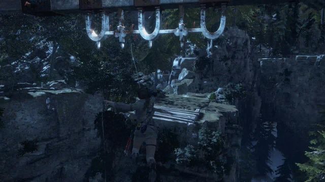 Dzięki zdobytemu zwojowi liny Lara będzie od teraz mogła przeskakiwać szerokie przepaście - Rise of the Tomb Raider: Znajdź bezpieczną drogę do wioski Ocalałych - Rise of the Tomb Raider - poradnik do gry