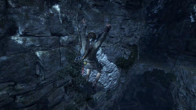 Korzystając z nowych technik i tradycyjnego czekana wbitego w skalną powierzchnię przedostań się do wylotu skalnego tunelu - Rise of the Tomb Raider: Znajdź bezpieczną drogę do wioski Ocalałych - Rise of the Tomb Raider - poradnik do gry