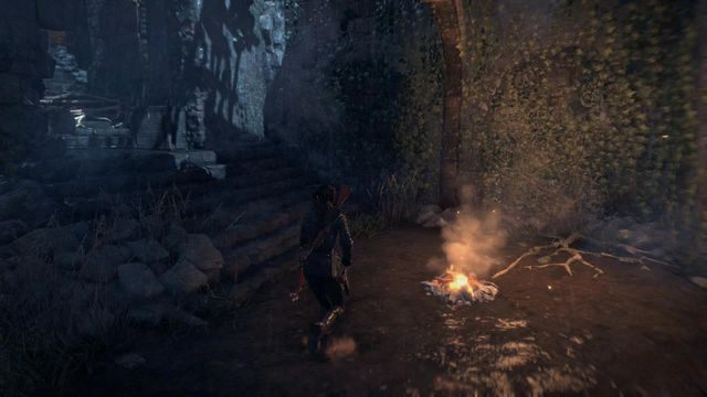 W ruinach znajduje się kolejne obozowisko - Rise of the Tomb Raider: Przejdź przez okupowaną wioskę, aby dotrzeć do klasztoru - Rise of the Tomb Raider - poradnik do gry