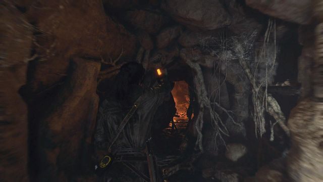 Przejdź przez wąskie przejście w ścianie jaskini - Rise of the Tomb Raider: Znajdź wejście do archiwów | Katedra - Rise of the Tomb Raider - poradnik do gry