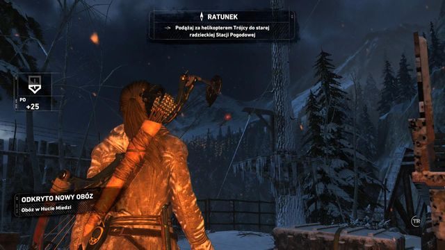 Otwórz znajdującą się kilka metrów od Lary skrzynię, w której znajdują się szerokie strzały pozwalające na wspinaczkę po nich po tym, jak zostaną wbite w drewnianą, specjalnie oznaczoną powierzchnię - Rise of the Tomb Raider: Podążaj za helikopterem Trójcy | Ratunek - Rise of the Tomb Raider - poradnik do gry