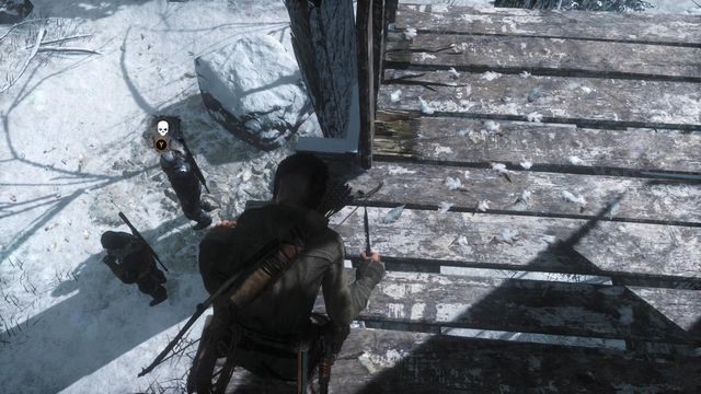 Dalej może być nieco trudniej, głównie dlatego, że straże są gęściej rozmieszczone i poruszają się dwójkami - Rise of the Tomb Raider: Znajdź drogę przez las | Śladami Trójcy - Rise of the Tomb Raider - poradnik do gry