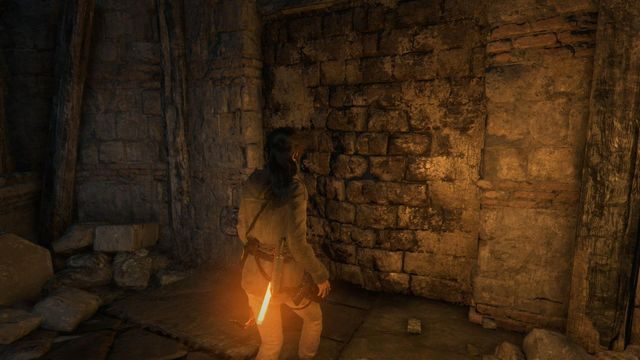 Zejdź po ukrytych schodach i rozbij czekanem mur, aby móc przejść dalej - Rise of the Tomb Raider: Odeprzyj atak Trójcy | Uratować Jonaha - Rise of the Tomb Raider - poradnik do gry