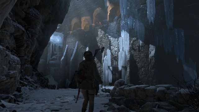 Przeskocz na mury i za pomocą czekana zacznij się wspinać w kierunku krawędzi - Rise of the Tomb Raider: Znajdź drogę do serca Kitieżu | Przez lodowiec - Rise of the Tomb Raider - poradnik do gry