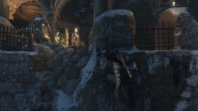 Podążaj równolegle do górnej krawędzi muru obserwując przygotowania Nieśmiertelnych do bitwy - Rise of the Tomb Raider: Znajdź drogę do serca Kitieżu | Przez lodowiec - Rise of the Tomb Raider - poradnik do gry