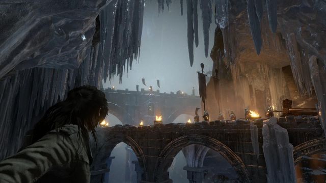 Za obozowiskiem Lara będzie musiała przejść po wąskiej półce przytulona do skały - Rise of the Tomb Raider: Znajdź drogę do serca Kitieżu | Przez lodowiec - Rise of the Tomb Raider - poradnik do gry