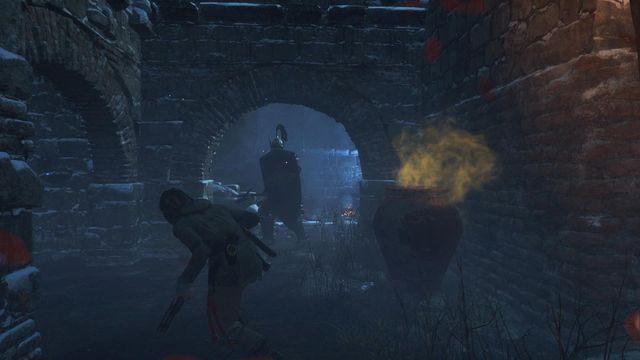 Postaraj się szybko przemieszczać z miejsca na miejsce, ponieważ możesz zostać otoczony przez kilku wrogów - Rise of the Tomb Raider: Przejdź przez mury | Do ukrytego miasta - Rise of the Tomb Raider - poradnik do gry
