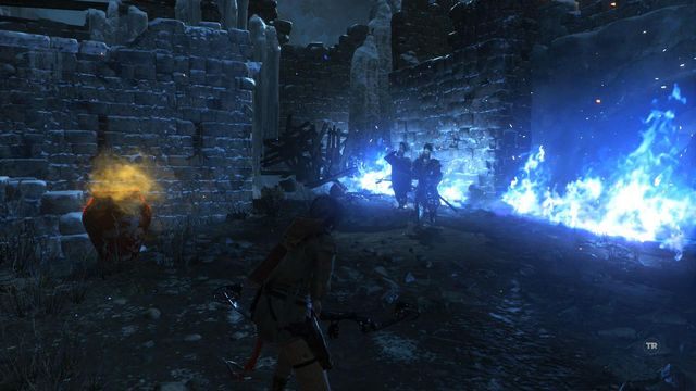 Ostatni etap walki z nimi w tej lokacji zostanie ograniczony do mniejszego obszaru otoczonego niebieskimi płomieniami - Rise of the Tomb Raider: Przejdź przez mury | Do ukrytego miasta - Rise of the Tomb Raider - poradnik do gry