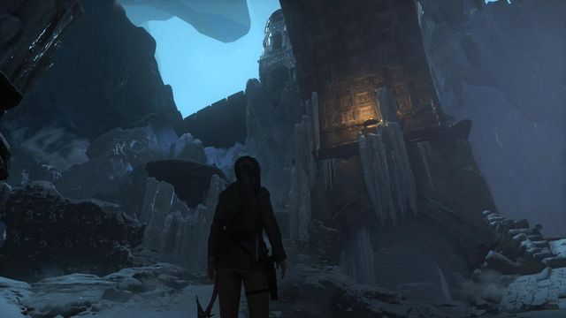 Po pokonaniu wszystkich wrogów płomienie blokujące przejście znikną i będziesz mógł przejść dalej - Rise of the Tomb Raider: Przejdź przez mury | Do ukrytego miasta - Rise of the Tomb Raider - poradnik do gry