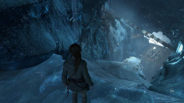 Ześlizgnij się po lodzie i w odpowiednim momencie wykonaj skok i za pomocą linki z hakiem przedostań się w bezpieczne miejsce - Rise of the Tomb Raider: Znajdź drogę do Zaginionego Miasta Kitież | Wejście - Rise of the Tomb Raider - poradnik do gry