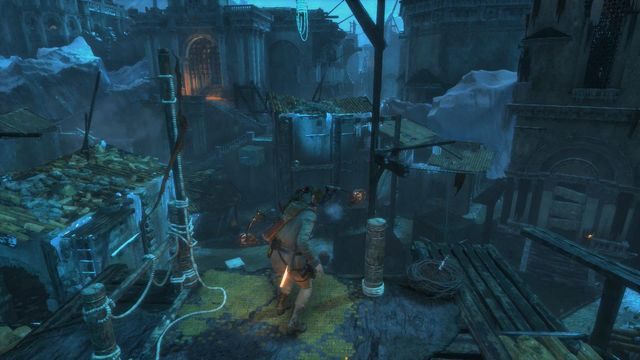 Po dachach podążaj w kierunku widocznej w oddali na obrazku bramy - Rise of the Tomb Raider: Przedostań się przez pierwszą bramę | Lodowe miasto - Rise of the Tomb Raider - poradnik do gry