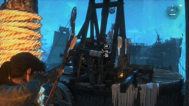 Po przeskoczeniu stań obok obwiązanego sznurem pala i wystrzel strzałę w poziomą deskę blokującą ramię trebusza - Rise of the Tomb Raider: Znajdź sposób, aby zniszczyć bramę | Wyważanie bramy - Rise of the Tomb Raider - poradnik do gry