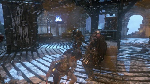 W przerwach pomiędzy jego niszczeniem będziesz musiał jednak zająć się także walką z innymi przeciwnikami - Rise of the Tomb Raider: Walcz, aby dostać się do Komnaty Dusz | Boskie źródło - Rise of the Tomb Raider - poradnik do gry
