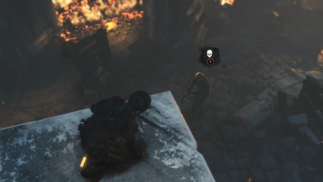 Kiedy pojawi się Konstantin, postaraj się zniknąć mu z oczu i wspiąć się na kolumnę, z której przed chwilą eliminowałeś Nieśmiertelnych - Rise of the Tomb Raider: Walcz, aby dostać się do Komnaty Dusz | Boskie źródło - Rise of the Tomb Raider - poradnik do gry