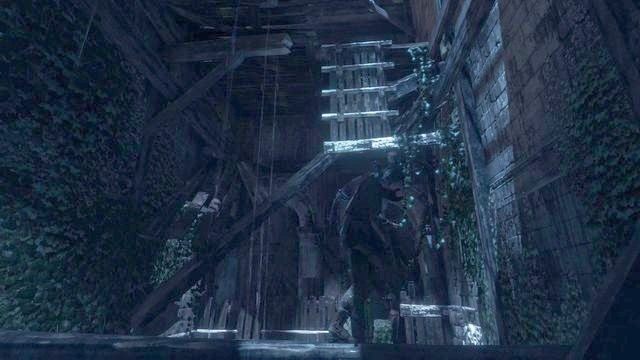 i następnie wyżej, po zamalowanych na biało deskach - Rise of the Tomb Raider: Znajdź sposób, aby wejść do katedry | Katedra - Rise of the Tomb Raider - poradnik do gry