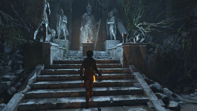 Atlas znajduje się na podwyższeniu, do którego wchodzi się po kilku schodkach - Rise of the Tomb Raider: Zabierz Atlas i przetrwaj atak Trójcy | Atlas - Rise of the Tomb Raider - poradnik do gry