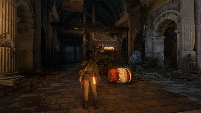 Przy wejściu na dziedziniec skręć w prawo, a dojdziesz do miejsca widocznego na obrazku poniżej - Rise of the Tomb Raider: Znajdź sposób, aby uciec z Atlasem | Przypływ - Rise of the Tomb Raider - poradnik do gry