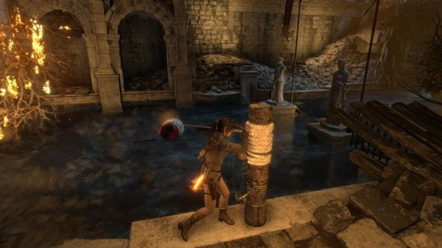 Szybko przemieść się kilkanaście kroków wraz z nurtem wody i stań obok owiniętego sznurem słupa - Rise of the Tomb Raider: Znajdź sposób, aby uciec z Atlasem | Przypływ - Rise of the Tomb Raider - poradnik do gry