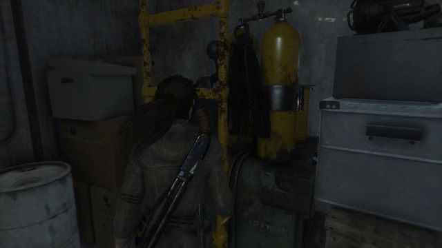 Wewnątrz możesz się rozejrzeć, ale na poziom wyższy wejdziesz po umieszczonej wewnątrz pomieszczeń drugiej drabince - Rise of the Tomb Raider: Wejdź do stacji pogodowej | Śladami Trójcy - Rise of the Tomb Raider - poradnik do gry