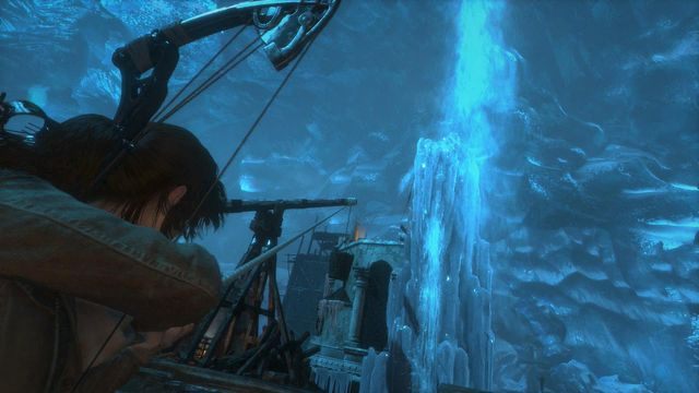 Przejdź w inne miejsce lokacji i wystrzel strzałę w ramię równoważni tak, aby przekręcić jej ramię w drugą stronę, a kosz znajdzie się pod wodospadem i nabierze wody - Rise of the Tomb Raider: Idź do drugiego trebusza | Wyważanie bramy - Rise of the Tomb Raider - poradnik do gry