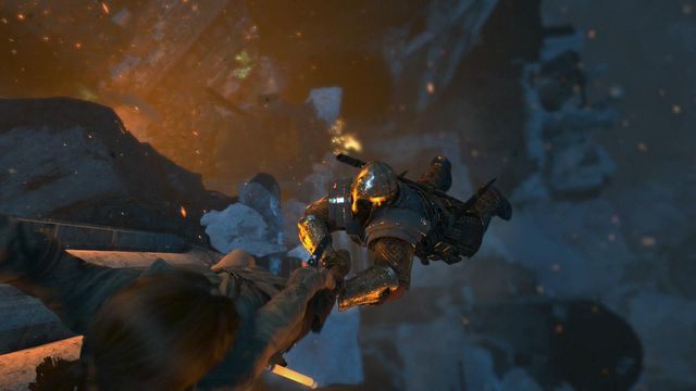 Żeby nie spaść musisz starać się celować z pistoletu w głowę Nieśmiertelnego - Rise of the Tomb Raider: Wejdź na szczyt wieży | Przejście - Rise of the Tomb Raider - poradnik do gry