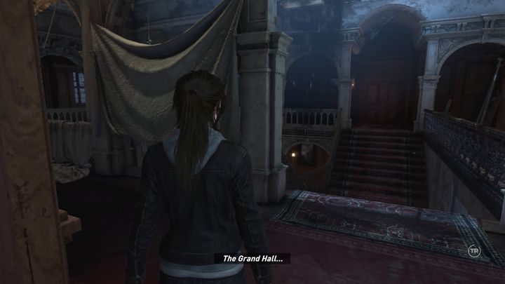 W czasie zwiedzania Wielkiej Hali Lara będzie przypominać sobie rozmowy z przeszłości. - Droga do biblioteki | Opis przejścia Rise of the Tomb Raider Więzy Krwi - Rise of the Tomb Raider - poradnik do gry