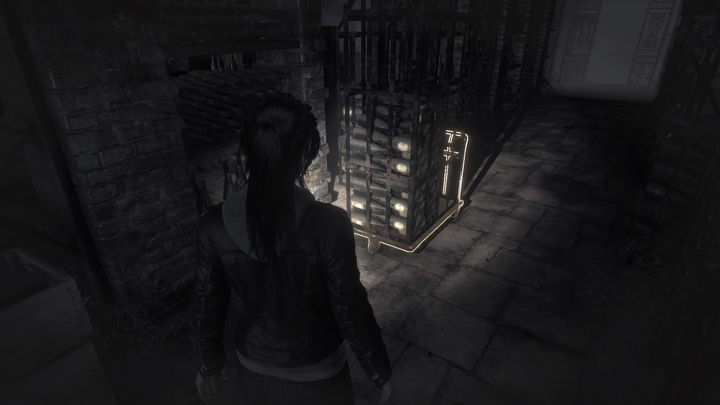 Wózek z butelkami wina blokuje przejście do dalszej części winnicy. - Droga do biblioteki | Opis przejścia Rise of the Tomb Raider Więzy Krwi - Rise of the Tomb Raider - poradnik do gry