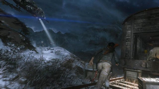 Następna część gry jest szybką sekwencją polegającą na ucieczce przed ostrzeliwującym Larę i Jacoba śmigłowcem - Rise of the Tomb Raider: Ucieknij przed helikopterem | Uciekinierzy - Rise of the Tomb Raider - poradnik do gry