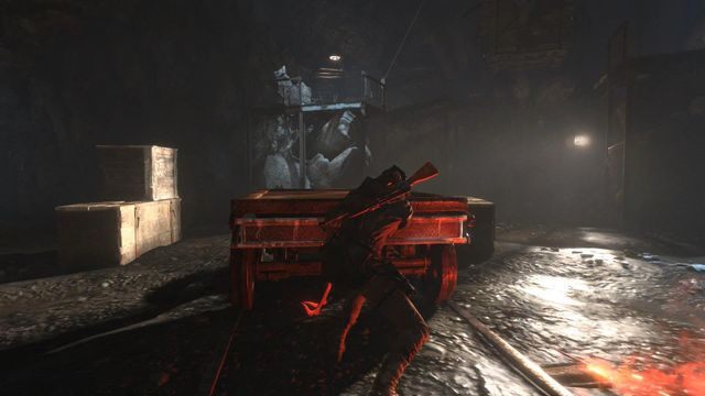 Przejdź na środek pomieszczenia i przepchnij wagonik pod rampę - Rise of the Tomb Raider: Znajdź drogę przez górę | Skrót - Rise of the Tomb Raider - poradnik do gry