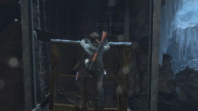 Zeskocz z rampy na ziemię i wejdź na windę - Rise of the Tomb Raider: Znajdź drogę przez górę | Skrót - Rise of the Tomb Raider - poradnik do gry
