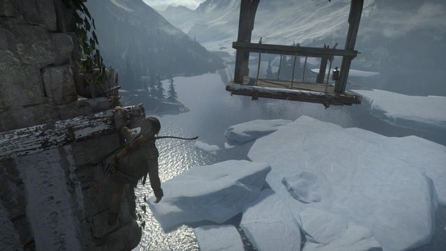 Ostatni etap spinaczki polega na przeskoczeniu w kierunku drewnianej windy - Rise of the Tomb Raider: Zapal sygnał ogniowy na wieży | Przygotowania do boju - Rise of the Tomb Raider - poradnik do gry