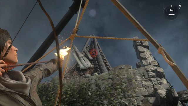 Stojąc na windzie spójrz w górę, wybierz płonącą strzałę i wystrzel ją w kierunku stosu sygnałowego - Rise of the Tomb Raider: Zapal sygnał ogniowy na wieży | Przygotowania do boju - Rise of the Tomb Raider - poradnik do gry