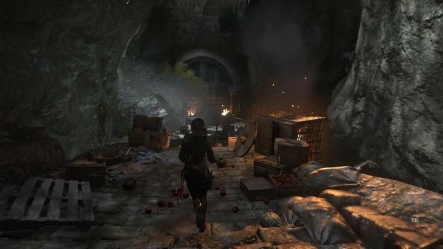 Kiedy przejdziesz przez bramę pobiegnij kawałek do przodu, a potem skręć w lewo - Rise of the Tomb Raider: Znajdź drogę do akropolu | Do Akropolu - Rise of the Tomb Raider - poradnik do gry