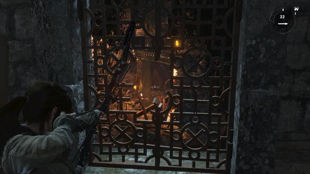 Po wzięciu pocisków cofnij się i przez zniszczone zakratowane okienko wyceluj w kierunku stosu blokującego drzwi po drugiej stronie - Rise of the Tomb Raider: Zniszcz blokadę | Udaj się do wieży - Rise of the Tomb Raider - poradnik do gry