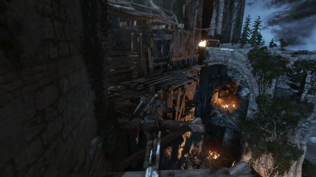 Przejdź po kładce, w kierunku zawalonego mostu - Rise of the Tomb Raider: Wyważ bramę prowadzącą na dziedziniec wieży - Rise of the Tomb Raider - poradnik do gry