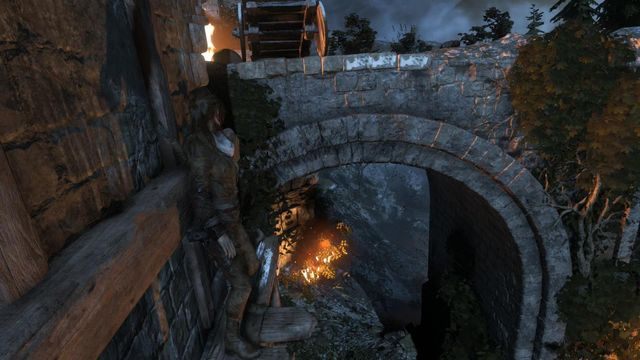 Za kładką jest zwężenie - Rise of the Tomb Raider: Wyważ bramę prowadzącą na dziedziniec wieży - Rise of the Tomb Raider - poradnik do gry