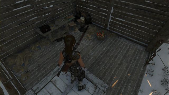 Następnie zeskocz niżej, gdzie znajdziesz skrzynkę - Artefakty | Kompleks radziecki | Skarby i sekrety w Rise of the Tomb Raider - Rise of the Tomb Raider - poradnik do gry