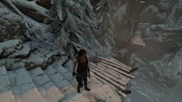 Stojąc przed głównym wejściem do grobowca Głos Boga cofnij się trochę - Artefakty | Kompleks radziecki | Skarby i sekrety w Rise of the Tomb Raider - Rise of the Tomb Raider - poradnik do gry