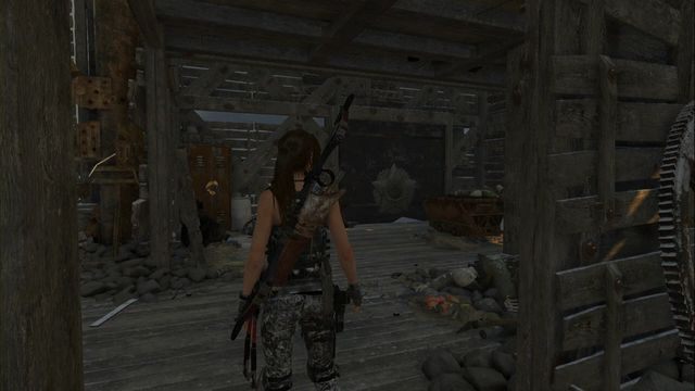 Po przejściu po schodach do kolejnego budynku w górnej części huty miedzi, obejdź kolejne schody prowadzące wyżej - fresk znajduje się z drugiej strony - Freski | Kompleks radziecki | Skarby i sekrety w Rise of the Tomb Raider - Rise of the Tomb Raider - poradnik do gry