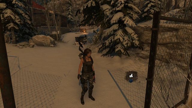 Przy ogrodzeniu, niedaleko ogniska w obozie Wieża komunikacyjna - Skrzynie i skarby z krypty | Kompleks radziecki | Skarby Rise of the Tomb Raider - Rise of the Tomb Raider - poradnik do gry