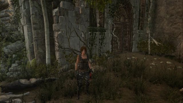 Przy bramie, wejściu do jednego z grobowców - Skrzynie i skarby z krypty | Geotermiczna dolina | Rise of the Tomb Raider - Rise of the Tomb Raider - poradnik do gry