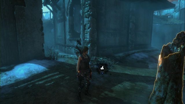 Na ścieżce pomiędzy budynkami, obok zniszczonego drzewa - Zestawy surwiwalowe | Zaginione miasto | Skarby w Rise of the Tomb Raider - Rise of the Tomb Raider - poradnik do gry