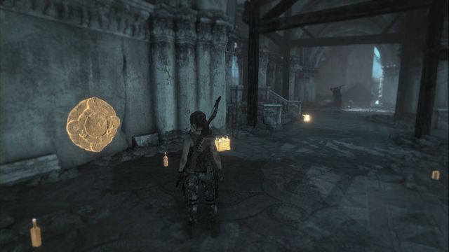 Pod ścianą, na placu przy ognisku w obozie Plac Cytadeli - Freski i skrzynie | Zaginione miasto | Skarby w Rise of the Tomb Raider - Rise of the Tomb Raider - poradnik do gry
