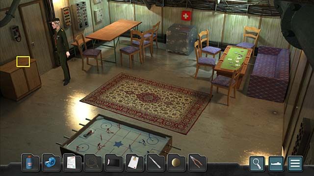 Potem udaj się do pokoju rekreacyjnego (na planie - nad kajutą marynarzy), skąd zwiń leżącą na szafce obok drzwi do toalety (po lewej) małą gumkę recepturkę - Rozdział 3 - Morderstwo Osipa Gerasimova - Undercover Missions: Operation Kursk K-141 - poradnik do gry