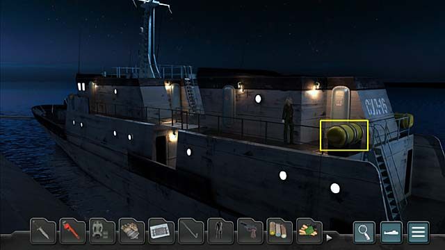 Następnie wyjdź na pokład i przyczep znalezioną dopiero co linę do zielonkawego pojemnika usytuowanego przy barierce, po czym zepchnij go do wody - Rozdział 9 - Przesłuchanie | Undercover Missions Operation Kursk K-141 - Undercover Missions: Operation Kursk K-141 - poradnik do gry