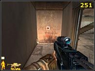 Twój przeciwnik dysponuje kilkoma rodzajami broni (w tym snajperką), a dodatkowo na kolejnych piętrach balkonu otaczającego salę porozmieszczane są stanowiska z karabinem i wyrzutnią rakiet, a także podwieszone do sufitu karabiny - Misja VI - część 7 | Iron Storm - Iron Storm - poradnik do gry